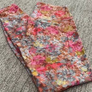 Lululemon like new flower print leggings. Women’s size 6.